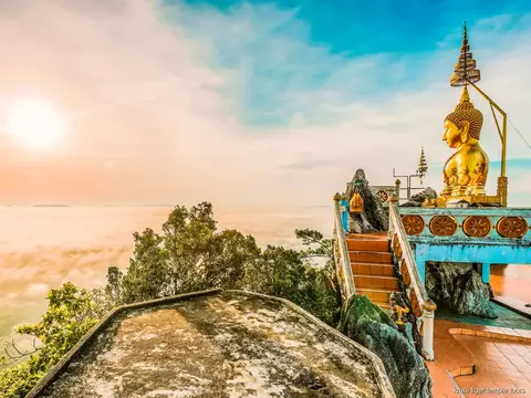 Tiger Cave Temple, Emerald Pool and Hot Springs Tour: tour scene in Krabi